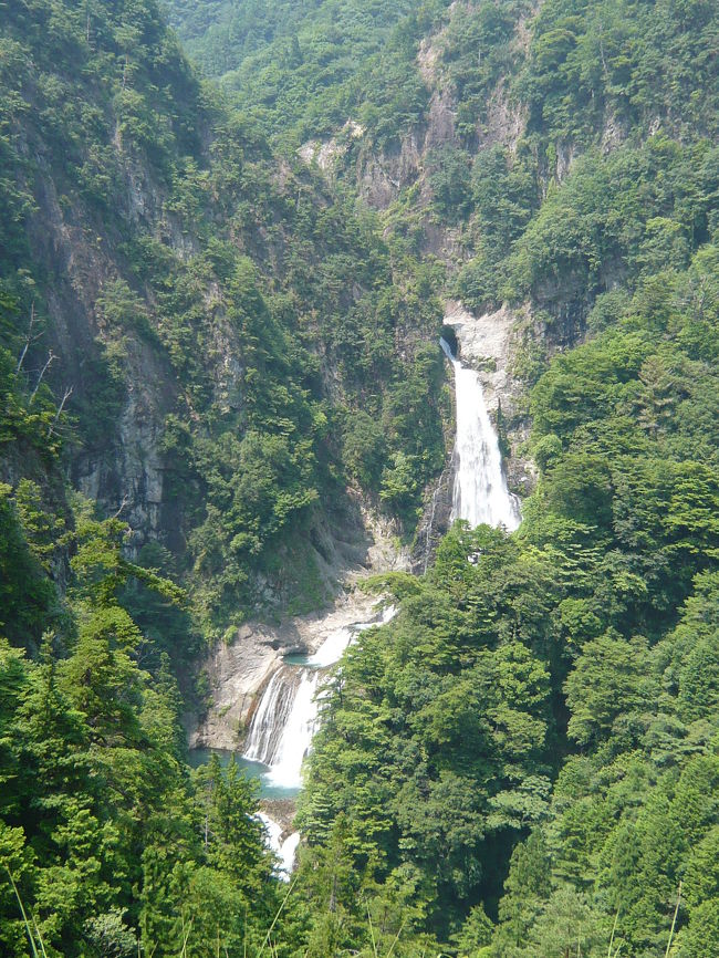 前年12月に、和歌山県の滝めぐりをした帰りに行った、日本の滝百選でも屈指の『不動七重の滝』。<br />その時は、夕暮れギリギリだったため、薄暗い遠望の写真数枚を撮るのが精一杯でした。<br />いつか再訪をしようと機をうかがっていたところ、滝コミュ仲間のGOTOCHANさんと一緒に訪れる話がまとまり、他のコミュメンバーにも声をかけたところ、kuropisoさんが参加することになって総勢(?)３名での滝めぐりとなりました。<br /><br />2007年12月の旅行記はこちら→http://4travel.jp/traveler/joecool/album/10203433/<br /><br />