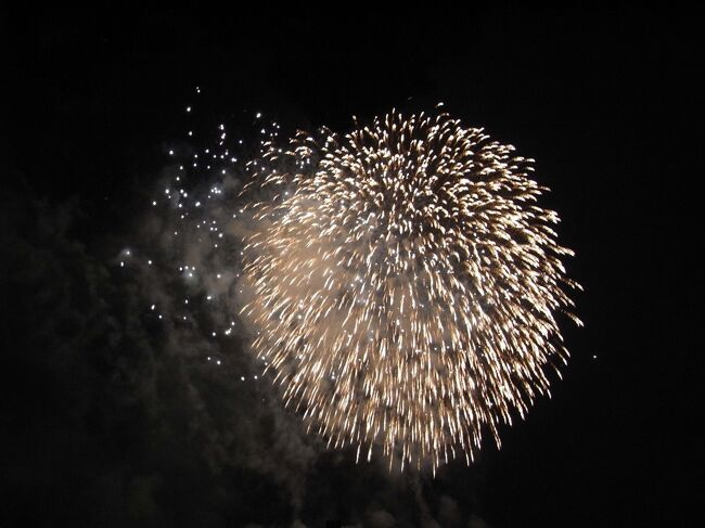 豊橋祇園祭。有名な手筒花火は450年の歴史があるらしい。<br />その花火大会の打ち上げ花火大会に行ってみた。<br /><br />コメントは、少なく･････。
