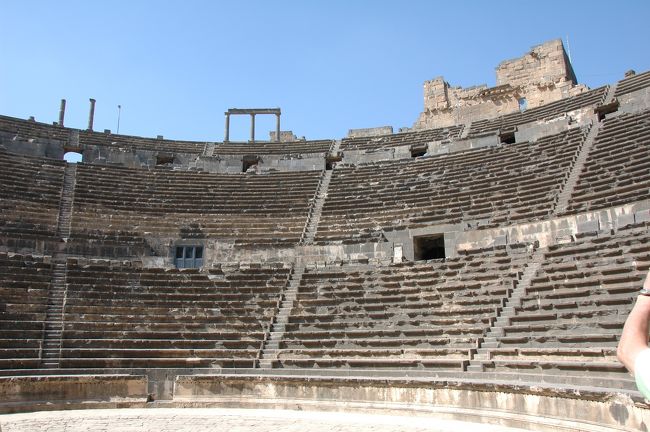 ダマスカスからボスラへと移動。巨大ローマ劇場へ足を踏み入れる。