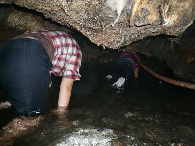 福島県にある全国的に有名な鍾乳洞は“あぶくま洞”。<br />実はこの近くにもう一つの鍾乳洞があるんです。<br />その名は、入水鍾乳洞！<br /><br />ずっと興味があったんですが、2008年夏についに実現！<br />しかし、ここのコースは超ハード。<br />真っ暗な洞窟の中を懐中電灯の明かりだけが頼り・・・。<br />そしてなんと水の中を四つん這いになってほふく前進！<br /><br />観光気分は完全にふっとび、それはまさに冒険。<br />これほどの冒険を体験できる場所があったなんて、<br />うれしい発見でした♪<br />