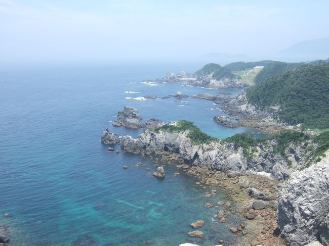 <br />一日だけ新島で過ごし二日目は新島〜式根島の連絡船を利用して式根島へ。<br />連絡船が思った以上に早くて風が気持ちよかった。<br /><br />着いた港の海は底まで見えるくらいの透明度!!<br />このまま飛び込みたい衝動を抑え、<br />迎えにきていただいた民宿肥田文さんの車に乗り込む。<br />僕たちが式根島初体験という話をすると<br />式根島観光をしていただくことになりました!<br />泊海岸〜中の浦海岸〜神引展望台を周りつつ宿に到着。<br /><br />既に昨日から水着で過ごしていたの荷物を置き早速海へ。<br />宿から歩いて1分の石白川海岸へ向かいました。<br />海水は暖かくちょうどいい温度♪<br />早速シュノーケルを装備して潜りにいきました!<br /><br />友人の防水カメラのデータがないので写真はありませぬが、<br />浅いところでも魚が結構いました。<br />ちょっと深いところでも泳ぎつつちょっと休憩。<br /><br />と思って海から出たときに現地の人しかしらない<br />人がいない場所を教えてもらいました!!<br /><br />ガードレールの隙間を通り、<br />獣道を抜け、<br />その先に見えたのは誰もいない海岸♪<br /><br />石白川はファミリー向けでしたが、<br />コッチはシュノーケル装備が大活躍!!<br />魚も多く夢中になって泳ぎました。<br /><br />コンビニもなく、海しかない、<br />これぞバカンスといった旅行ができる式根島。<br />また行きたい!!!
