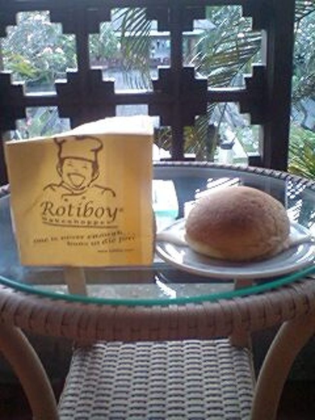 Ｒoti boy<br />クタのショッピングモール街で見つけました。<br />黄色い袋が目印です。<br />中身はシンプルなメロンパンみたいな感じでしょうか？！<br />一寸塩味のするパンで私は大好きです。（パン好きなので）<br /><br />