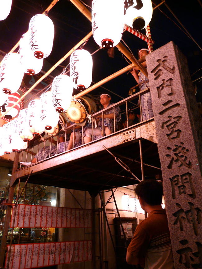 梅雨明け間近の７月１５日・１６日の両日、三島浅間神社と芝岡神社二宮の例大祭「水まつり」が開催されます。<br />１６日には灯篭流しがあるので、本当はそちらに行きたかったんのですが、子供たちのお稽古事があるので初日に見に行きました。<br />