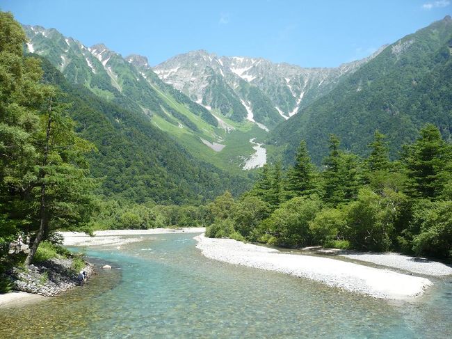 今回で３回目となる上高地への旅です。<br /><br />今までは首都圏発で、当日に上高地入りしていましたが<br />今回は信州在住の妹夫婦の家に前泊させてもらい<br />翌日の早朝に家を出て、９時前には上高地に着いていました。<br /><br />旅のメンバーは、妹夫婦＋私（笑）<br />こんな異色な組み合わせは今回が初めてです。<br /><br />幸い、お天気にも恵まれて<br />日本有数の景勝地を心ゆくまで楽しむことができました。<br /><br />大正池～上高地帝国ホテル（でお茶）～河童橋<br /><br />と片道３キロちょっとのハイキングも素晴らしかったです。