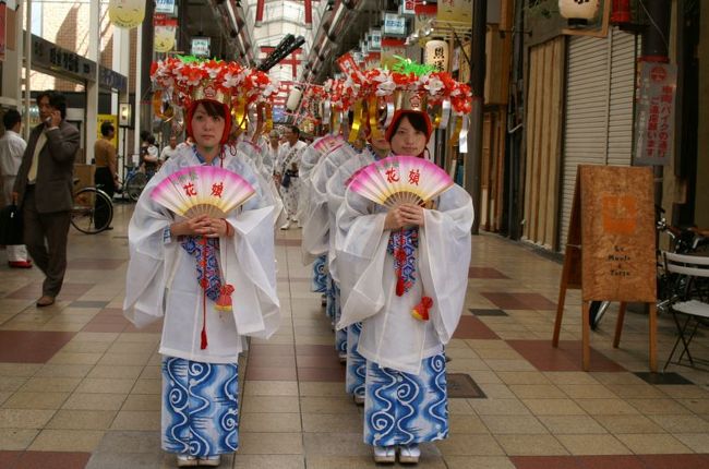 日本三大祭の一つ天神祭は長年役員として参加してきましたが<br />４年前から商店街が出す花娘の世話役としてお世話し<br />募集で選んだ１０人の花娘は七夕から始まる天神祭で<br />今日は天神祭の宵宮、