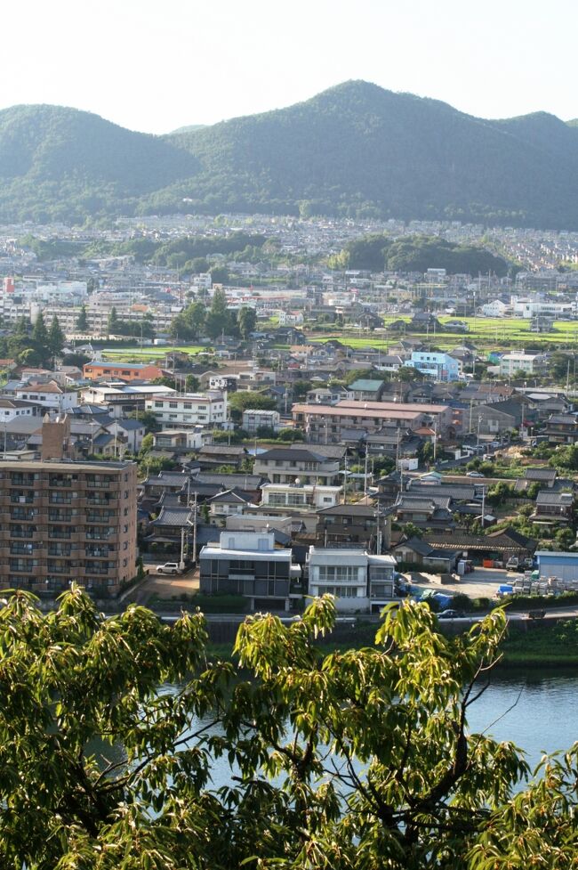 国宝の天守閣を持つ犬山城の紹介の続きです。木曽川の畔に立つ、見晴らしの良い天守閣からの眺めをご覧下さい。城内に展示してあった、日本百名城の写真も紹介しています。(ウィキペディア、犬山城関連公式サイト)