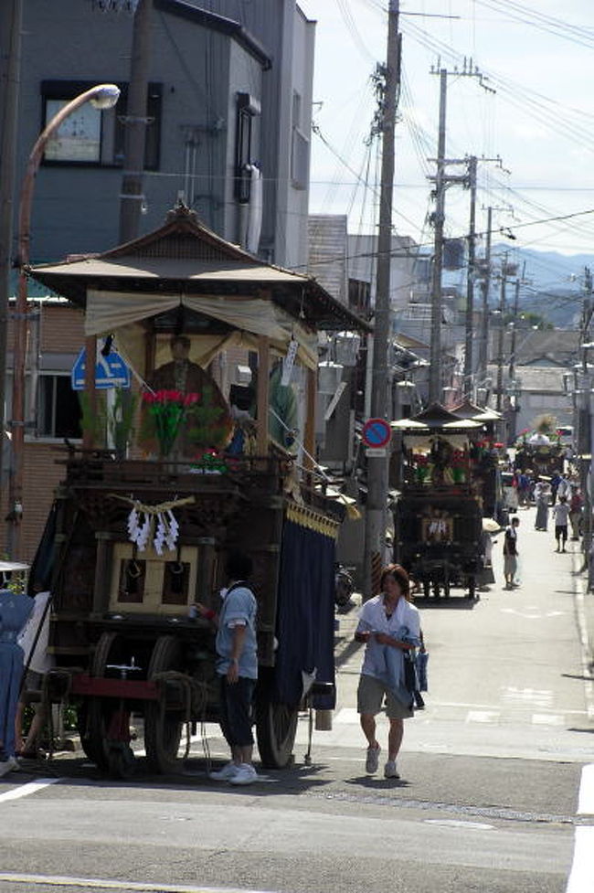 7月24日、25日と和歌山県田辺市の旧市内では約400年続く『田辺祭』が催されています。<br />午前中は、神輿渡御と行って会津川を越えた江川漁港の御旅所に<br />神輿の行列が向かいます。<br />そして各町ごとに笠鉾が合流していきます。<br />御旅所での潮垢離などの神事をとり行いお昼ご飯!<br />そのあとは、また闘鶏神社まで町を笠鉾巡行ということで練り歩きます。<br /><br />24日は宵宮ですが、写真的にはこちらの方が面白いです。<br />特に夜9時半頃からの旧会津橋に8基の笠鉾が曳きそろえられる様は圧巻です!<br />去年は台湾のテレビCMにもとりあげられました。<br /><br />ただし、25日の本宮の旧会津橋では曳き別れがあります。<br />闘鶏神社で神事を終えた笠鉾は各町で曳き分かれていき、旧会津橋まで来るのは4基のみです。<br />が、幅の広い会津橋では笠鉾のダンスというか笠鉾がはねたり回ったりとみてておぉっと歓声を上げてしまうほどのパフォーマンスもあります。