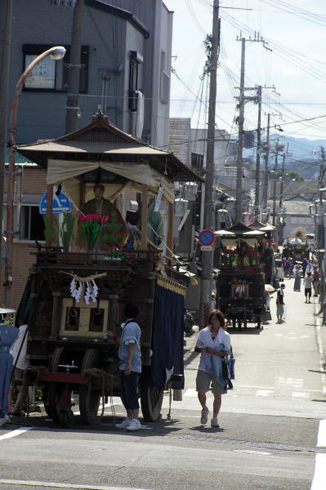 ７月２４日、２５日と和歌山県田辺市の旧市内では約４００年続く『田辺祭』が催されています。<br />午前中は、神輿渡御と行って会津川を越えた江川漁港の御旅所に<br />神輿の行列が向かいます。<br />そして各町ごとに笠鉾が合流していきます。<br />御旅所での潮垢離などの神事をとり行いお昼ご飯！<br />そのあとは、また闘鶏神社まで町を笠鉾巡行ということで練り歩きます。<br /><br />２４日は宵宮ですが、写真的にはこちらの方が面白いです。<br />特に夜９時半頃からの旧会津橋に８基の笠鉾が曳きそろえられる様は圧巻です！<br />去年は台湾のテレビＣＭにもとりあげられました。<br /><br />ただし、２５日の本宮の旧会津橋では曳き別れがあります。<br />闘鶏神社で神事を終えた笠鉾は各町で曳き分かれていき、旧会津橋まで来るのは４基のみです。<br />が、幅の広い会津橋では笠鉾のダンスというか笠鉾がはねたり回ったりとみてておぉっと歓声を上げてしまうほどのパフォーマンスもあります。