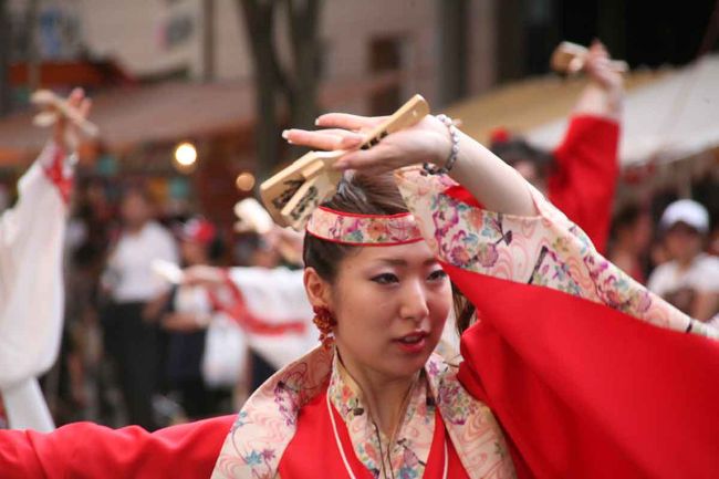 地元の富士まつりは、花火が２７日のため仕事の都合で撮れません。仕方ないので休みの２６日に隣の沼妻まで遠征しました。<br />それに当たり、交通手段も考えないと…。車または、電車(＋バスor車)が考えられるのですが車ではちょっと大変そうなので電車＋車の手段にしました。そこで駅近くの市営駐車場に止める事にしました。<br />沼津駅から会場となるさんさん通りは、少し離れています。ブラブラと歩くことにしましたが、とにかく暑い。水分補給をこまめに取らないとと思い、途中の自販機でジュースを購入しました。<br /><br />さて、お祭りですが出かける前に沼津市役所のHPでチェックして行きました。１４時から始まり花火は、１９時３０分から２０時４５分までです。<br /><br />★沼津市役所のHP<br />http://www.city.numazu.shizuoka.jp/