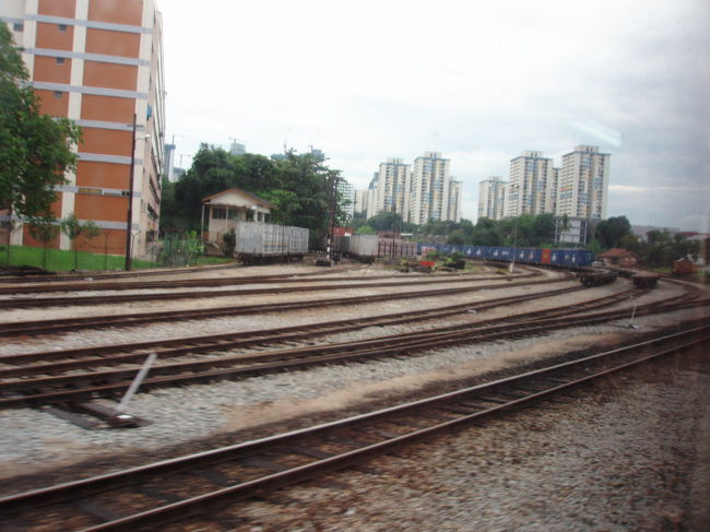 シンガポールからマレー鉄道KTMの国際急行列車に乗って、マレーシアのクラン（Kluang）へ日帰り旅行をしてきました。