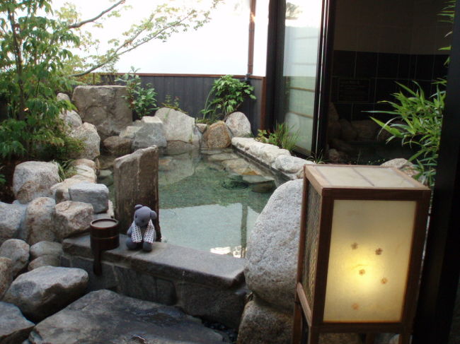 白浜行きを決めるしばらく前のこと。<br />ドーミーイン富山の知り合いからメールをいただきました。<br />「クマのことを知ってる富山の人が倉敷のヘルプに行ってるから、撮りに行くなら今のうちですよ。」<br />そうは言ってもなあ、と思っていたら白浜の海舟行きが決まり、休みもとれたので、プレオープン4日目に押しかけることになったのでした。<br />