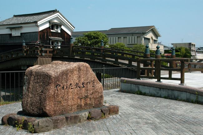 はちまんさんのお膝元には、「高良神社」と言う地元の氏神様があります。<br />その前に流れる小川には、シンボル的な橋が架かっています。<br /><br />こまが八幡へ越してきた二十数年前には有りませんでしたが、川の整備と共に<br />公園の様に綺麗になり、木橋をモチーフして出来たのが、この「安居橋」です。<br />川の現名は大谷川ですが、当時の呼び名で「放生川」と書かれています。<br /><br />オカンが買い物に歩いて出かけたので、天気が良かったので、迎えに行くついでに<br />写真を撮ってきました。<br />行きは手ぶらなので、健康管理を兼ねて歩いたり自転車で出かけたりするのですが、<br />今日は特に２?の「ミネラル」や重たいものを買うので、いつもの自転車往復ではなく、<br />行きを歩きにして迎えに行く事にしました。<br /><br />あ！<br />電話が鳴りました。<br />もうすぐ買い物が終わるというサインですので出かけてきま〜す！