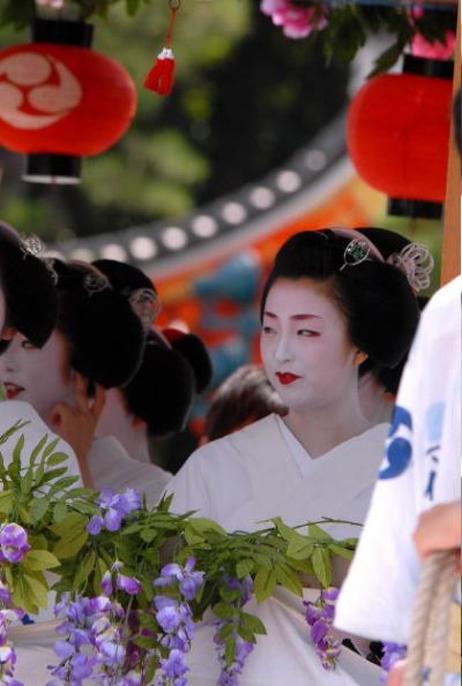 祇園祭の「花傘巡行」が２４日午前10時から<br />ぎりぎり着いたのが10時でしたが<br />スタートが少し遅れてましたので..<br />スタートの直前の様子を....<br />京都市東山区の八坂神社から<br />（私の前に救急車が横付け..熱中症の方が運ばれる）<br />京都市役所、四条御旅所などを巡るコースで行われ、<br />子供神輿のあと、<br />祇園太鼓・花傘・金獅子・銀獅子・幌武者・児武者など次々<br />車など総勢1，000人の華やかな行列が、<br />真夏の猛暑.都大路を優雅に練り歩いた。<br />今回の旅日記のアルバムは..下記の3部にて<br />巡行順路：祇園石段下/八坂神社............「花傘巡行」第一部<br />→四条河原町→御池通→寺町通.............「花傘巡行」第二部<br />→四条通→東大路通→神幸通→八坂神社.....「花傘巡行」第三部<br /><br /><br />去年の...「花傘巡行」の様子です・<br />祇園祭の花傘巡行（前編）<br />http://orangestudio.homeip.net/gallery/user.php?userid=24100<br />祇園祭の花傘巡行（後編）<br />http://orangestudio.homeip.net/gallery/user.php?userid=24111<br /><br />花傘巡行<br />ところ：四条界隈<br />とき：7月24日（木）午前10時〜 