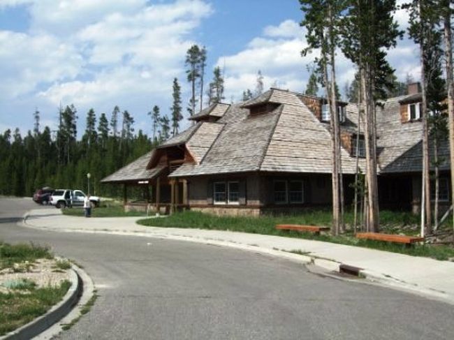 イエローストーンでは<br />Old Faithful Inn<br />Canyon Lodge and Cabins<br />Grant Lodge<br />以上、3か所に泊まりましたが<br />キャニオンロッジが一番綺麗で広かったです。<br />値段は170ドルくらいだったですが<br />ロッジの前でバイソンも見ることが出来ました。<br />また、偶然にテネシー在住の知人にも<br />この宿でばったり会って夜にイエローストーンで<br />撮った写真やビデオを見せ合って盛り上がりました。