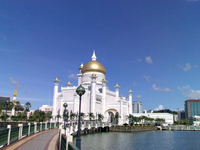 アジア一番の金持ち国、ブルネイ<br />石油で潤うこの国、首都は全体的にこじんまりとしていますが宮殿はどこも立派です