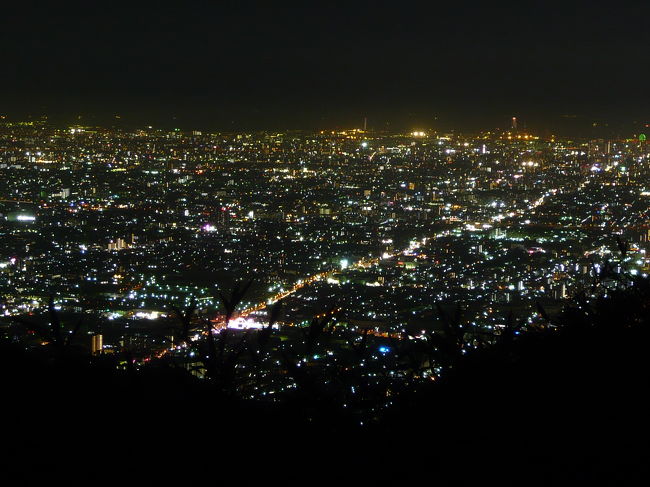 ベイス生駒店で満腹になった後、天気も良いので久しぶりに大阪の夜景を見ようと「信貴生駒スカイライン」の方に行ってみました。<br />○十年前には時々来たこともあったのですが、実にそれ以来となる「大阪の夜景」にうっとり...。<br /><br />※「信貴生駒スカイライン」って奈良県生駒市を通っているものだとばかり思っていましたが、調べてみると大阪府四条畷市〜東大阪市を通っているようです（県境スレスレですが）。<br />従って、旅行記の地区も大阪府側に入れました。