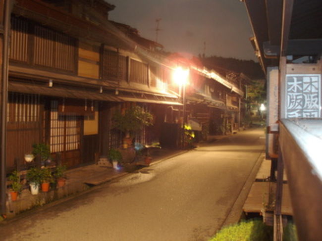 小京都高山にやってきました。<br /><br />ここでもゆったりをテーマに２泊３日と長めに滞在してきました。白川郷と同じく、日帰りの観光地らしく、昼間とは違い、夜は本当に静かでした。なので、写真も夜ばっかりです。