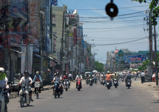 ベトナム中部のフエやホイアンの観光にアクセスしやすいダナン。<br />古くから商業都市でもあり、その昔はチャンパ王国の拠点でもあったそうです。<br /><br />ゆったりと流れるハン川を境に東のリゾート地と西の市街地に別れます。<br />ガンガン走り行くバイク。でも、この辺はまだ全然少ない方だとか。<br />じゃぁ、旅の後半に寄るホーチミンは「どんだけ〜っ！」<br /><br />現在、東側の開発真っ最中。まさかこんなに進んでいるとは。目の当たりにして驚きです。<br />これから数年後には、きっと東南アジアの人気リゾートとして栄えていくんだろうな。