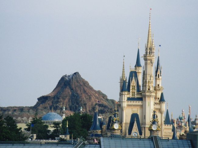 2泊3日のディズニーランドホテル宿泊の旅から<br />帰ってきました。<br />ホテルの豪華さ、大きさ、可愛さなどに魅了され<br />まだまだ探検しつくせないままの帰宅でした。<br /><br />お部屋はパークサイド・アルコーヴルームと<br />タレットルームのダブルのお部屋でした。<br /><br />ホテルの画像はあまり撮れませんでしたが、<br />一部のみ掲載したいと思います。<br /><br />(1)ではパークサイドのお部屋を、<br />(2)ではタレットルームのお部屋をご紹介します。