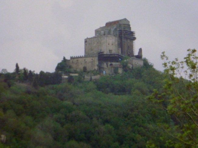 アルプスを越えて。<br /><br />サクラ・ディ・サンミケーレ。<br />『薔薇の名前』を思い起こさせる、北イタリアの山にそびえる修道院。
