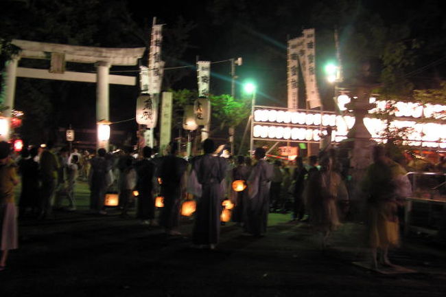 ２５日田辺祭の本宮で闘鶏神社では流鏑馬などの神事がありました。<br />つとめを終えた各町の笠鉾が各町に帰っていく、『曳き別れ』の行事を見に行ってきました。<br />最後の曳き別れ場所の会津橋に着いたのは、午後１０時前！<br />でも、まだ笠鉾は１基も来ていない。<br />闘鶏神社まで徒歩で行く。<br />そしたらまだ笠鉾は出ていない。<br />少し待って笠鉾と一緒に歩いていく。<br />賑やかな囃子にのって．．．<br />各町々で曳き別れしていきます。<br />会津橋まで来たのは４基。<br />うち３基が笠鉾を車輪を軸にたててみたり、ぐるぐる回してみたりと．．．<br />見物客からは、おぉっと．．．<br />それに拍手！<br />曳き別れのクライマックスです。<br />最後に会津橋の上で２基だけで舞うかなっと、期待して他の見物客も待っていましたが、そのまま帰ってしまいました。<br />田辺祭は早朝に昼間も色々と神事がありますが、やはり見所は夜です。<br />