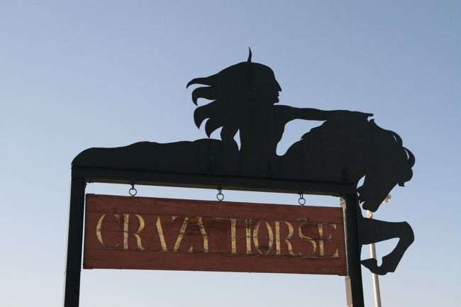 完成すれば、世界最大の彫刻クレイジーホース「Crazy Horse Memorial」を見学しました。３０分もあれば見学できるだろうと思いましたら、見所たくさん。１時間でも足りませんでした。入場料金＄１０約１０７０円。彫刻の制作費はこの入場料金で作られているようです。製作開始時期はなんと、６０年前から！右目が１９９１年。顔が１０年前に出来たばかりです。完成までには、まだまだかかりそうです。完成時には高さ１７０．６ｍ、全長１９５．４ｍの世界最大の彫像だそうです。