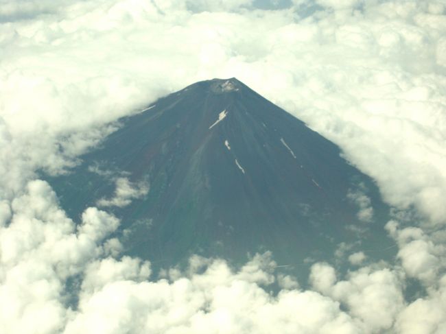この時期 空から富士山を見るのはなかなか難しく、羽田伊丹伊丹便のコースでは 冬に見える 八景島や江ノ島さえも確認できず<br />富士山は太平洋側からは良くても かすかにシルエット程度です。今回は羽田神戸ルートは 伊丹便とは違い 長野の上辺りを飛んでいくので 条件さえ良ければ左側窓側座席より見られます。今回は珍しく富士山を確認できましたが、空から見える富士山に関しては真っ黒で 綺麗には感じられません。 やはり雪のある富士山が綺麗に感じられます。しかし、周りは雲だらけですから富士山の上の部分以外には見えませんでした。
