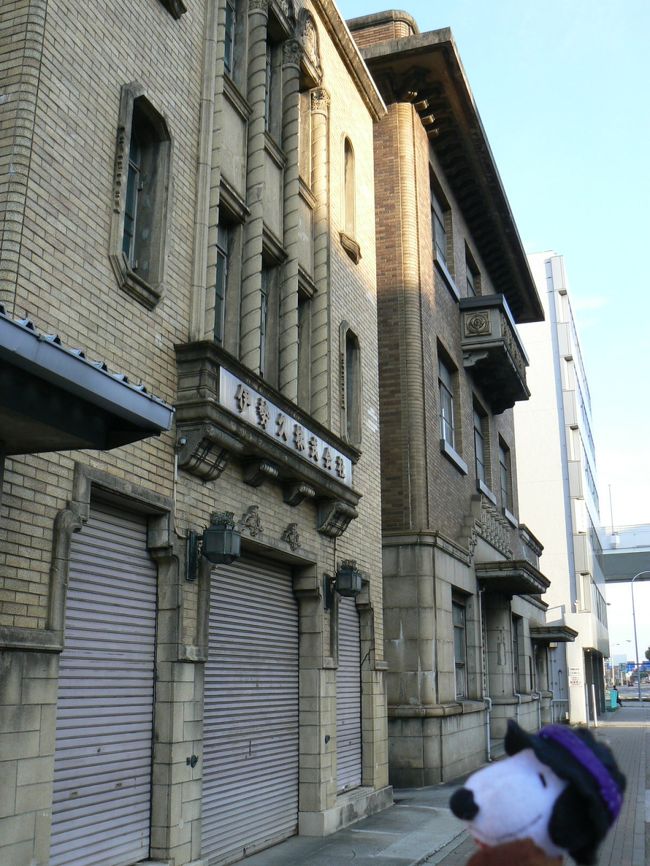 三の丸のホテルから歩いて名古屋市内近代建築めぐりのスタートです。<br />まずは丸の内近辺に残るものを7時前の早朝に見てまわりました。<br />県庁と市役所がなんといっても有名ですが、こじんまりとしたものもさりげなく健在なのがこのエリアです。