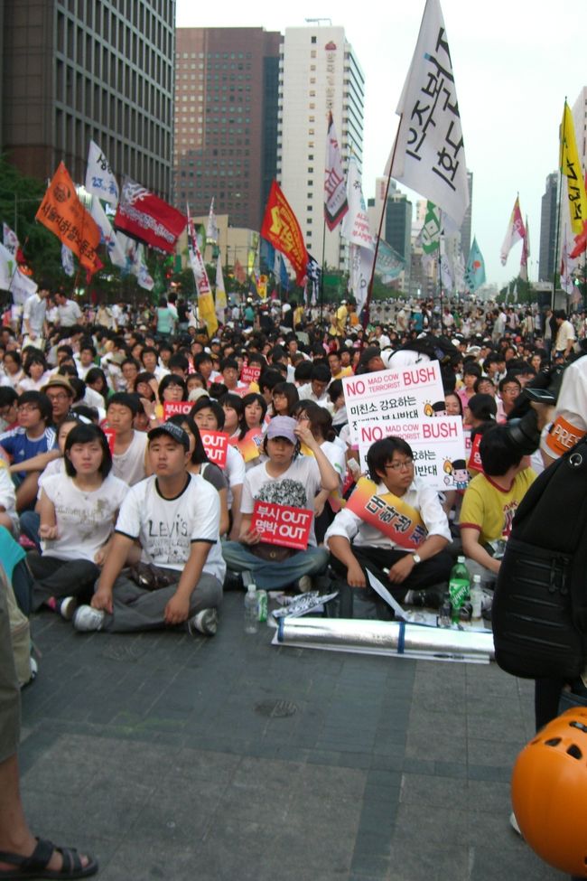 　開城から帰った後、ソウルで大規模なデモに遭遇。ブッシュ訪韓にあわせたもの。