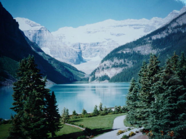 ・<br />『ルイーズ湖の湖水は、青かった ! ! !』<br /><br />カナダ・バンフ国立公園の『ルイーズ湖』は、20年間の思いが叶った旅なのです。<br />30歳の時に机上カレンダーにと頂いたもので「なんと綺麗な風景の湖なのか」と、しばし驚嘆した風景でした。<br />毎日見ているうちに、いずれ、プライベートで行くなら先ずは『カナダのルイーズ湖』。<br />と、決め込んでました。そして巡ってきた。入社30周年記念旅行です。<br />８連休を貰っての、同期生６人とその伴侶同伴の12名の『カナダ旅』。<br />最高の場所と、最高の友達夫婦の旅は、今でも素晴らしい思い出です。