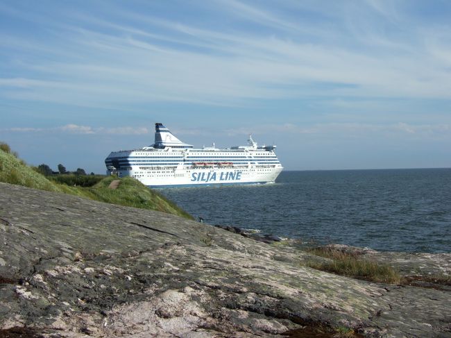 フィンランドからスウェーデンへの移動は、この旅の楽しみのひとつ、豪華客船タリンクシリアラインを利用しました。<br /><br />フェリーというか、船自体ほとんど乗ったことがないのですが、このシリアラインはとにかく大きい！<br /><br />もうひとつヴァイキングラインという船もあるのですが、連れの話だとそれよりも大きいとのことです。<br /><br />スウェーデンのストックホルムの滞在日数は１番短く２日間。ホテルのフロントの人も短いと言って驚いていたのですが、確かにその通りでした。<br />ストックホルムは２日では見きれませんでした。<br /><br />１日目は旧市街ガムラスタン周辺<br />２日目はストックホルム近郊のドロットニングホルム宮殿見学と市内をショッピング<br /><br />またスウェーデンに行って、今回観光できなかったところにも足をのばしてみたいです。