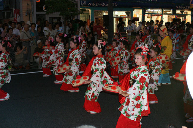 08/05…米沢〜山形<br />お昼少し前に米沢へ到着です<br />今回で２度目の上杉神社へ姉を連れて参拝<br />米沢駅で購入した駅弁「牛肉どまん中」￥1.000を<br />神社内の鷹山公像脇で頂き山形市内へ移動<br /><br />16時にホテルへ到着後シャワーを使い<br />18時には祭り会場へ着くも,そこは人・人・人<br />適当な隙間も見当たらず人並みの後からの見学でした<br /><br />見辛い場所からの撮影も早々に夕食と思うが…!?<br />祭りのピーク時にも係わらず何処の店も長蛇の列に閉口して<br />コンビニで缶ビール・おにぎり等を買い求めて<br />ホテルでの夕食でした（笑）<br /><br />追記…<br />上杉神社の写真・米沢駅の写真等<br />前回サークル【小さな旅】で掲載済みで<br />今回は姉の写真ばかりを撮り,撮り忘れてしまいました<br /><br />