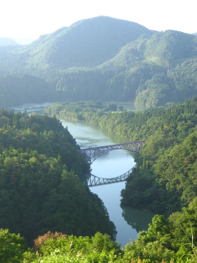 夏休みに青春18切符を利用して東北一周・鉄道の旅をしました♪<br />テーマは、東北祭りの旅。<br />各県のご当地グルメも堪能してきました☆<br />地域別に全５冊でお届けします。<br /><br />１冊目は、夜行・ムーンライトながらで名古屋から東京に移動し、ＪＲ高崎線、上越線と乗継ぎ、新潟の小出駅から車窓が人気のＪＲ只見線で奥会津を旅した模様を紹介します。<br /><br />＜スケジュール＞<br /><br />・08/03（日）　23:43　名古屋 出発（夜行ムーンライトながら）<br />●08/04（月）　東京⇒奥会津（東京→高崎→小出→奥会津）　[会津宮下泊]<br />●08/05（火）　奥会津⇒酒田（奥会津→会津若松→新津→酒田）　[酒田泊]<br />・08/06（水）　酒田⇒秋田（酒田→秋田）　[秋田泊]<br />・08/07（木）　秋田⇒青森（秋田→弘前→青森→弘前）　[弘前泊]<br /><br />・08/08（金）　弘前⇒仙台（弘前→大館→盛岡→仙台）　[仙台泊]<br />・08/09（土）　仙台⇒名古屋（仙台→東京→名古屋）<br /><br />※2011年の豪雨により、不通となり、このまま廃線にならないか心配です。<br />