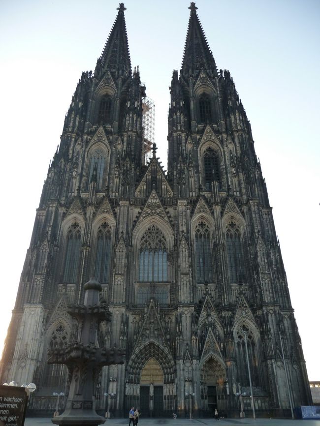 ドイツの世界遺産でもとりわけ有名な「ケルン大聖堂」とケルン郊外ブリュールにある世界遺産「アウグストゥスブルク宮殿と別邸ファルケンルスト」を訪ねました。
