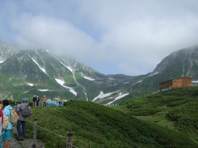 8月4・5日に立山・黒部アルペンルートに行ってきました。朝、6時の新幹線で名古屋まで行き、名古屋からワイドビュー信濃で松本9時5分着。9時10分の大糸線に乗り10時6分信濃大町着。ここからバスやトロリーバスやロープウェイを乗り継いで室堂まで行きました。 <br />天気予報を見ると前日までずっと晴れているのに4日が雨・曇りマークが・・・今までいつ、どこに行っても雨に降られたことのない晴れ女なので今回も大丈夫だろうと楽観して行きました。行った当日の午前中は霧雨のような雨が降っていましたが、立山の室堂平に着き散策をはじめたらさぁっと晴れてきてミクリガ池もくっきり、前方の立山雄山の頂上の鳥居まで見えました。 <br />室堂平では、ナチュラリストというボランティアの案内人さんに高山植物の説明を受けながらの散策でとてもよかったです。標高2300メートルは気温14度。とても涼しくて本当に気持ちがよかったです。その後、バスで弥陀ヶ原に行き、湿原の中、木の道を歩きました。 <br />翌日は朝、美女平の原生林の中を散策し、称名滝に行きました。 <br />落差300メートル以上ある大瀑布で、ここも涼しくマイナスイオンを浴びて帰ってきました。 <br /><br />