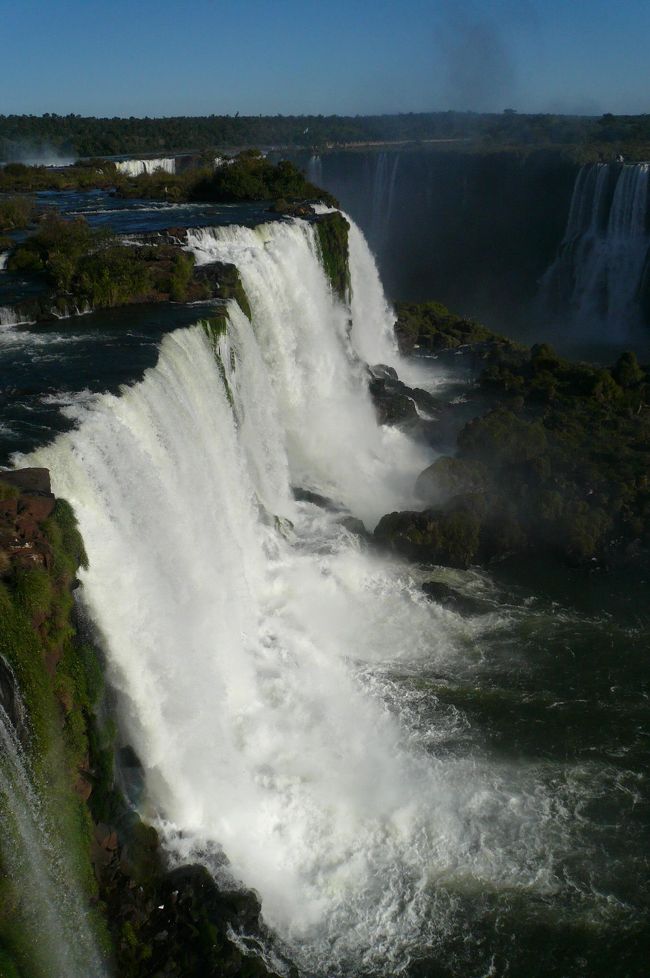 南米大陸三大絶景10日間 ?の２　イグアスの滝(ブラジル側)<br /><br />?イグアスの滝<br />イグアスの滝は、南米大陸のアルゼンチン、ブラジルの二国にまたがる世界三大瀑布の一つで、イグアス川の下流にあります。ブラジル・アルゼンチンをまたいでいます。どちらかでも滝を見ることができます。ユネスコ世界遺産に登録されていて、最大落差80メートル以あり、滝幅40キロにおよぶ大小300もの滝がつくりだす水の楽園です。イグアス【IGUAZU】とは原住民のグアラニー族の言葉で水【IGU】すばらしい【AZU】となります。イグアスの滝は1984年にアルゼンチン側がユネスコ世界遺産に登録されました。 1986年にはブラジル側もユネスコ世界遺産に登録されました。その中でも「悪魔の喉笛」が有名で観光名所になっています。<br /><br />南アメリカ 6泊 10日〜 489,000 円 <br />★南米大陸が誇る五大世界遺産をコンパクトに巡る！！ <br />☆【ブエノスアイレス市内観光】にご案内。 <br />★世界遺産　世界三大瀑布のひとつ【イグアス大瀑布】 <br />☆インカ帝国の数々の遺跡が残る世界遺産【クスコ市街】 <br />★幻の空中都市世界遺産【マチュピチュ歴史保護区】 <br />☆アンデス民族音楽の【フォルクローレショー】<br />★世界遺産【リマ歴史地区観光】 <br />☆未だ謎が残る世界遺産【ナスカの地上絵観光】【地上絵観測塔（ミラドール）】。 <br />★名物料理や日本食などを盛り込んだうれしい全18回の食事付！ <br />☆マチュピチュ遺跡に隣立する唯一のホテル、サンクチュアリロッジにてビュッフェランチ <br /><br />1日目 大阪発 伊丹空港から空路、羽田〜成田間のリムジンバス移動！ <br />　東京成田発 空路、ロサンゼルスへ。 <br />・＜日付変更線通過＞・・ロサンゼルス着後、空路リマへ<br /><br />2日目 リマで乗り継いでブエノスアイレスへ。 ブエノスアイレス発　空路、イグアスへ。　<br />　 イグアス着 宿泊：(イグアス泊) <br /><br />3日目 イグアス世界遺産観光<br />　　○イグアス国立公園イグアス大瀑布観光（☆トロッコ列車に乗ってアルゼンチン側のイグアスの滝を観光） <br />　昼食は名物料理「シュラスコ」をご賞味。 <br />　ブラジル側とイグアスの滝観光。 宿泊：(イグアス泊) <br />　ブラジル・アルゼンチン・パラグアイの○三国国境地点展望台観光。 <br /><br />【警告】<br />油の高騰により燃油特別深運賃が高騰しているが、２０００８年７月から更に急高騰し、総旅費の半分以上になる場合が発生している。ゆえに当分海外良好は見送った方がよい。<br /><br />■ここに掲載の写真および記事の無断転載を禁じます。<br />copyright（Ｃ）2006 Taketori no Okina YK. All rights reserved.<br />