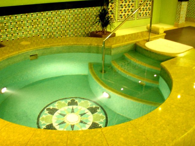 　バージアルアラブの１８階に、アッサワン・スパがあります。<br />http://www.burj-al-arab.com/assawan/<br /><br />　マッサージやボディトリートメント等のサービスは宿泊者といえど<br />要予約でもちろん有料ですが、サウナ、ジャクジー、屋内プール、ジム<br />等の施設は、宿泊者なら無料で利用できます。<br /><br />　タオルなどは有りますが、水着などのレンタルはありませんでした。<br />営業時間は、朝６時３０分から夜１０時までです（2008&#39;7現在）。<br /><br />　ここの屋内プールは男女別々に分かれており、どちらも全面ガラス<br />張りで、ここからの眺めも最高でした。<br /><br />　写真撮影に関しては、他にゲストがいる場合は一切不可ですが、<br />いない場合には、スタッフの方に気軽に撮影もお願いできます。<br />　残念ながらこれから撮影しようと思った時、他のゲストが入ってきた<br />ので、天空のプールからの絶景写真はございません。<br /><br />　なお、同じ階にリラクゼーション・エリアがあり、ゆっくりと<br />くつろげます。ミネラルウォーターや果物等のおやつが配られま<br />した。<br /><br /><br />◆トップ目録へ<br />　http://4travel.jp/traveler/station777/album/10259169/<br />