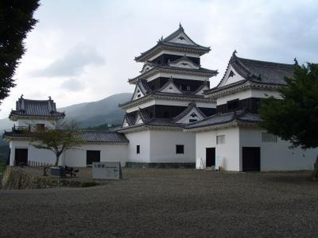 えひめ南予方面巡検記<br /><br /><br />松山→宇和島→松山→大洲→八幡浜→別府を廻る<br /><br />表紙の写真はオリジナル資料に基づき完全復元された伊予大洲城<br />天守閣<br />http://www.uwajima.org/<br />http://www.city.ozu.ehime.jp/outer/evt/event_omaturi_01.htmlhttp://www.uwajimaunyu.co.jp/