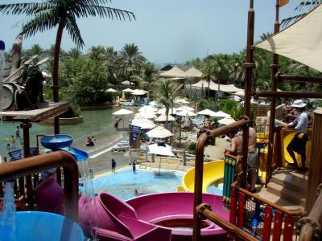 　バージアルアラブとジュメイラビーチホテルの間にある<br />世界屈指の規模といわれるウォーターパークです。<br />　大人でも子供でも充分に楽しめるアトラクションなど<br />盛り沢山にあります。<br /><br />　バージアルアラブをはじめジュメイラ系列のホテル宿泊<br />者は、滞在中なら何度でも無料で利用できます（2008&#39;7現在）。<br />　さらにバージアルアラブのチェックアウト後も、その旨<br />を部屋番号を知らせて説明すれば、なんと無料で利用でき<br />ました。ホテル滞在中の時間を潰して行くより、チェック<br />アウト後にゆっくり利用した方が断然お得です！<br />　もちろん、荷物はホテルに預けて利用できますので、その<br />後に荷物をとりに戻るついでに、再びラウンジでお茶とかも<br />可能です。<br /><br /><br />　で肝心のワイルド・ワディでは、受付け窓口で入場料を支払<br />うほか（前記無料なのはこの入場料だけ。）、タオルが必要な<br />場合はそのレンタル料、それにロッカーを使用する場合は利用<br />料を支払います。なお、入場料は季節や時間帯によってかなり<br />異なるようです。<br /><br />　受付け窓口では、ロッカーを利用する場合には、リストバン<br />ド式のロッカーキーをもらいますが、これにＩＣチップが付い<br />ており、現金と引き替えに電子マネーをチャージできます。<br /><br />　とりあえず、幾らかチャージしておけば、園内でのジュース<br />や飲食の際に、いちいち現金で支払わず、ロッカーキーをかざす<br />だけで支払い可能だからとっても楽です。もちろん余った分は<br />払い戻されます。<br /><br /><br /><br />◆トップ目録へ<br />　http://4travel.jp/traveler/station777/album/10259169/<br />