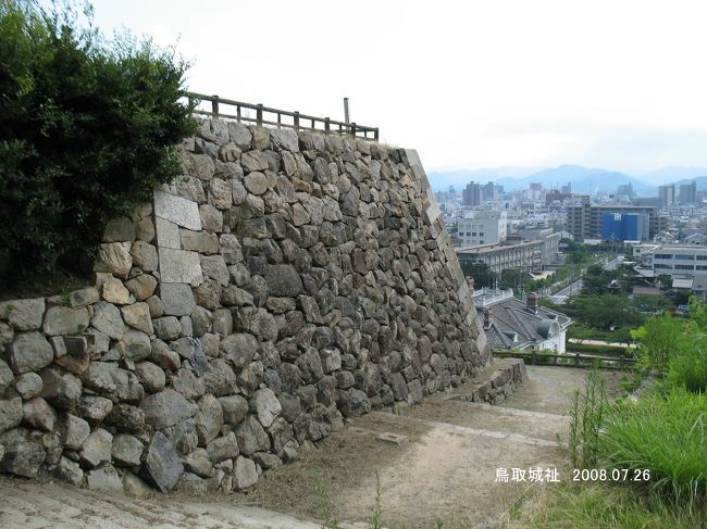 　先月に続いて、但馬地方と鳥取地方を結ぶ但馬往来を訪ねた。<br />鳥取に入り、まず最初に後藤又右兵衛父子と妻の墓がある景福寺に寄り、日本三大仇討ちで有名な荒木又衛門の墓がある玄忠寺に寄った。鳥取城一帯の久松公園にある県立博物館、仁風閣、庭園で有名な宝隆院、城跡等を見学。県庁向かい側の旧藩士箕浦家の武家門を見る。鳥取砂丘まで足を伸ばしてからホテル入りした。<br />　２日目、観音院で池泉鑑賞式庭園を見学。因幡の白兎の白兎神社、大国様の碑を見て、鳥取と鹿野を結ぶ鹿野往来・鹿野宿、鹿野城の城下町を散策。「貝がら節」の歌碑が建っている魚見台を経て、青谷宿に入り、展示品がすごい青谷上寺地遺跡展示館、ようこそ館により、町並みを散策。そして最後に泊宿の町並みを散策、潮風の丘とまり公園に寄り、倉吉から「スーパー白兎」で帰路に着いた。梨で有名な鳥取であるが、人口では日本最小の県らしいが、市内の町並みはよく整備され、夏の訪れだったが住みやすい印象を持った。写真は鳥取城址。