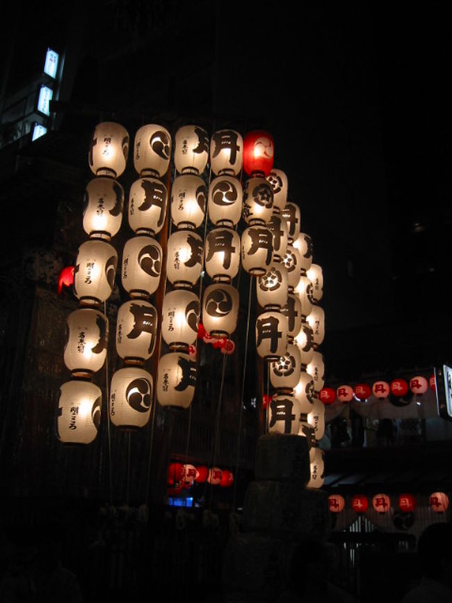 京都の夏の風物詩のひとつ。祇園まつり。<br /><br />1ヶ月にわたる祭りは、宵山、山鉾巡行でクライマックスを迎えます。<br /><br />今回、私は、宵山にあたる日に祇園祭りを見学してきました。<br /><br />「コンチキチン」という祇園囃子の中、一度も行ったことがないのに、懐かしい気分になってウキウキした気分で歩きました。<br /><br />愛犬Lani：家で留守番