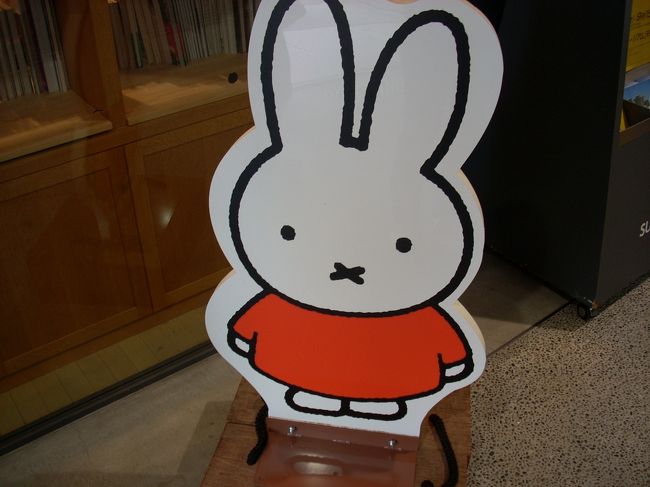 天保山にあるサントリーミュージアムで開催中のMiffy展に行ってきました。<br /><br />まずは、なんばでご飯を食べて、大阪港まで。<br /><br />横の海遊館はすごい人でしたが、美術館はすいていました。<br /><br />今回の展覧会は、いつものMiffy展より充実していて、楽しめました。