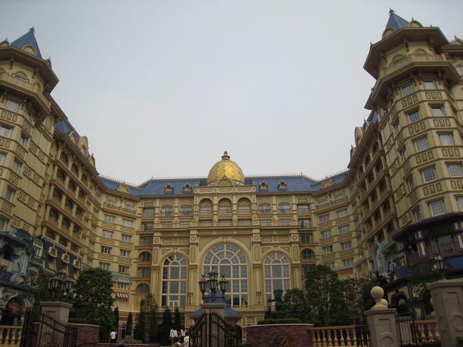 今年も弟家族&母とのディズニーリゾート1泊旅行。<br />今年はちょっと豪華にいこうかってことで、<br />ディズニーランドホテルを予定。<br />しかし、ネットで見ると夏休み中は満室…。<br />弟がダメもとで直接電話してみると…1部屋空いてます。<br />ネットはあてにならないときもあるのね。<br /><br />1日目はディズニーランド。<br />夏休み中で子供が多いせいかかなりの混雑。<br />しかも暑い…写真もほとんど撮らずに、<br />休憩しながらなんとか10個近くのアトラクション楽しみました。<br />2日目はディズニーシー。<br />ランドに比べるとかなり空いてる!<br />大人向けコースター系は60分待ち以上だけど、<br />子供向けアトラクションはガラガラ。<br /><br />ディズニーランドホテルは新しいだけあって<br />どこもピカピカ。<br />3時にチェックインしに行くとロビーは大混雑。<br />床に座り込む子供、ソファに寝転がる大人…。<br />高級ホテルという感じはゼロ。<br />でもやっぱり新しくて、ランドに近くて快適度は高いです。