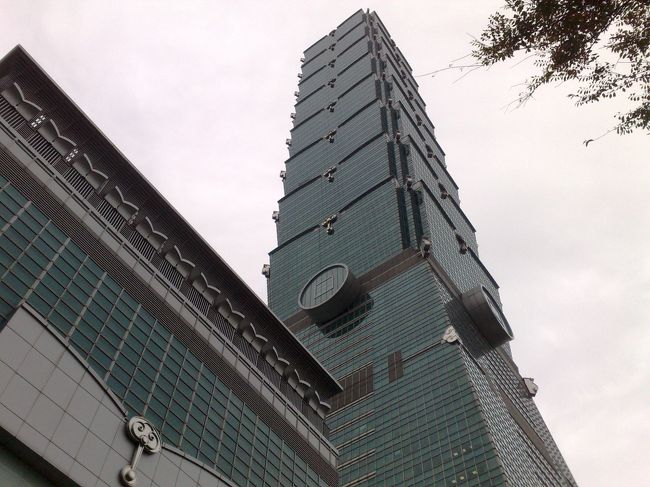 中国の重慶、瀋陽、大連と旅行しました。その中で大連はとても好きになり、数回リピートしました。以前から台湾のグルメには興味があり今回旅行したワケですがハマりました。ホテルのスタッフや店員さんの親しみやすい人柄等、とても親日的でした。大連も中国の中では親日的ですがそれ以上に感じました。グルメもあっさり系が多く、辛いものが苦手なわたしには好都合!ここのサイトにも紹介されておりますが、鼎泰豊は大変リーズナブルで美味でした。物価は中国の倍くらいですが、それでも日本より安く「足」に利用したタクシーも大連よりも綺麗で清潔的でした。しかしドライビングは同じ(笑)。そんな感じですので、ここしばらくは台北にハマりそうな予感です。