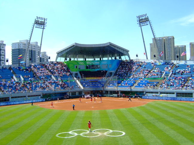 まさかの５回コールド負け...今日は8/15だし絶対勝って欲しかったのに。先発が無死で降板（０－４）した時点で試合が決まったようなものでした。日本の投手二人の球速は80km/h後半～98km/h程度でしたが、USAのアボット投手は常に106～107km/hだったのに加えて、いとも簡単にスタンドへ運ぶパワー。勝負になりませんでした。金はUSA？いえいえ、今日の上野温存は作戦...ですよね、斉藤監督？なんとか決勝でリベンジを果たして欲しいものです。<br /><br />昨夜の雨天から一転、今日は灼熱地獄だったのにも関わらず、日本戦のあとすぐにカナダと連戦して１－８で破ってしまうUSAは本当に恐るべし、です。地元中国はそのカナダに０－１でまさかの敗戦、お客さんがほとんど帰ってしまったのでゆったり観戦することが出来ました。<br /><br />明日はいよいよ日本－中国戦！超アウェーだと思いますがなんとか勝って観客を黙らせて欲しいゼ、斉藤JAPAN！なでしこに続け！(^_^)/