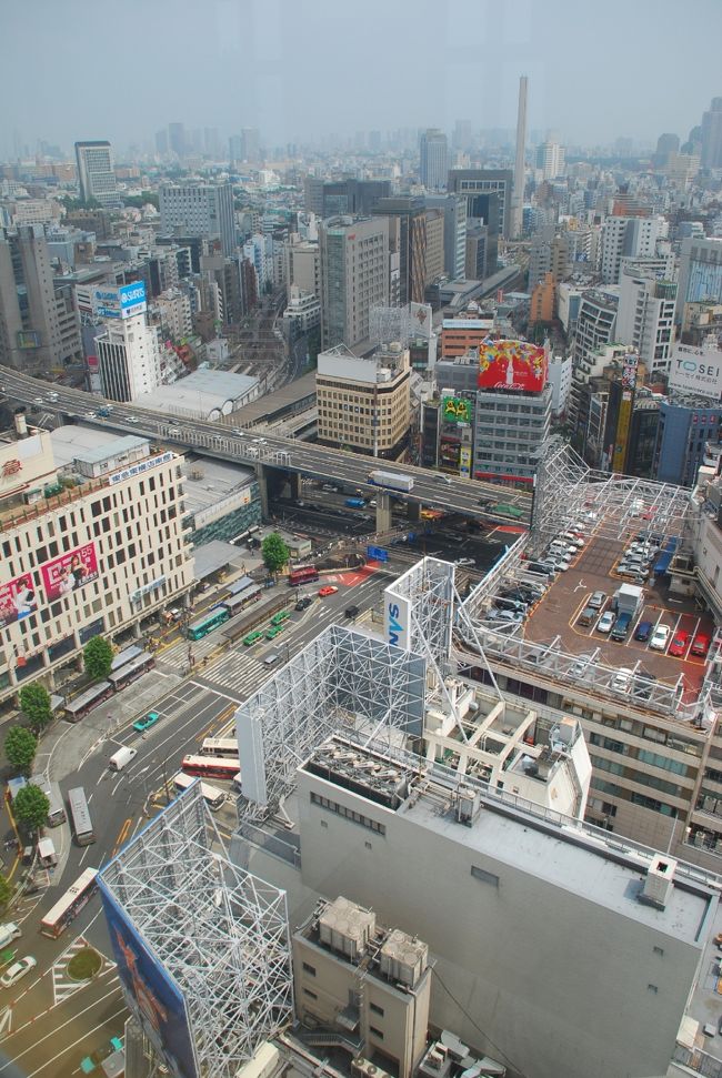 渋谷のエクセルホテル東急の食事券の期限が迫っていたので、エクセルホテル東急に行きました。<br />休みの日には車で出かける事が多いのですが、ガソリンも高いですし、たまには電車でお出かけします。<br />平日通勤電車でぎゅうぎゅう詰めで乗る電車も休日はゆったりと座れて気持ちよく移動できます。<br />いつも思うのですが、電車も二階建てとかにして、もっと座席が多くなればよいのに。<br />渋谷まではあっという間。久しぶりの休日の街中を歩き、人ごみの中で都会の風景を楽しみました。