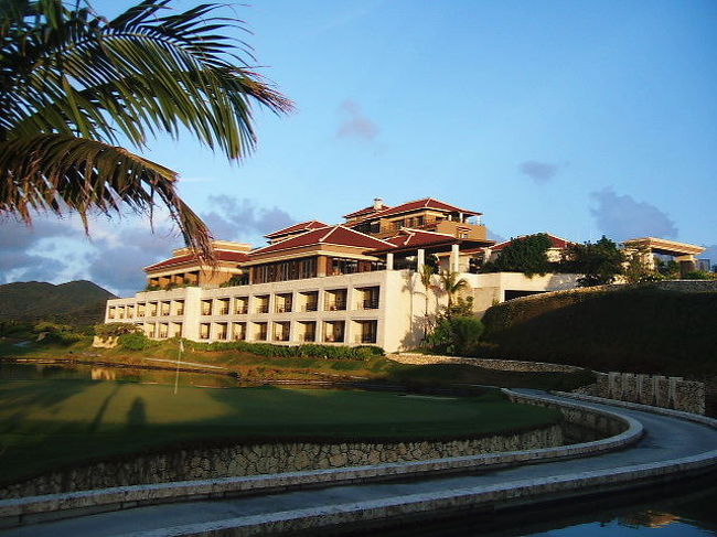 沖縄の名護市に2007年5月にオープンした大人のリゾートです。<br />利用は16歳以上と限定されてますので館内も静か。。。<br /><br />レストランは落合シェフがプロデュースしてるだけあって凄く美味しかったです♪<br /><br />最近の沖縄は高級リゾートホテルが多いので選択肢も多くって迷いますね～<br /><br /><br />