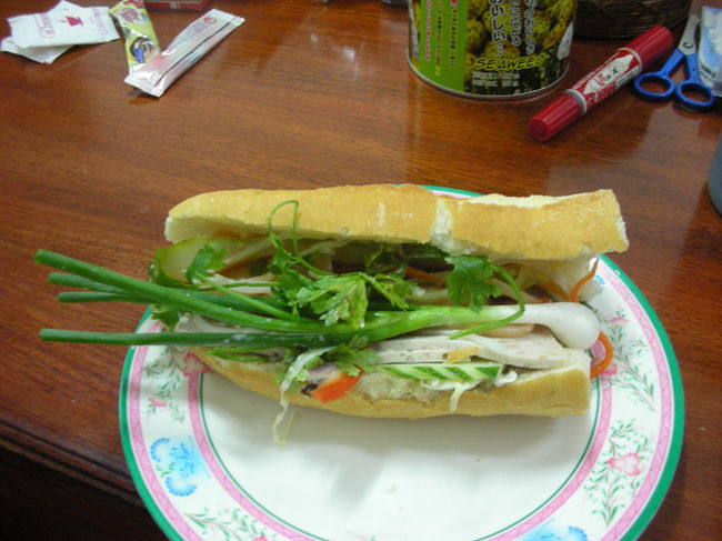 友人を訪ねに、そして観光に、タイを抜け出てラオスへ１週間行ってきた。<br />念願のラオス名物、カオチー（フランスパンのサンドイッチ）をほうばる。セープラーイラーイ（マジうま）！