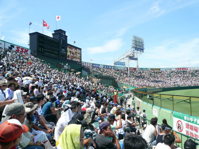 奥さんの実家の帰りに甲子園に寄ってきました(*^^)v<br /><br />小学生の頃には、よく弟や近所の子らを連れて高校野球を見に阪神電車に乗って来てましたが、その後はサッカーばっかりになって甲子園にはご無沙汰でした(^^ゞ野球ファンの方から不謹慎!?かもしれませんが、プチリニューアルした甲子園の空気と雰囲気を楽しみに○○年ぶりに行ってきました。こちらも前日の天気予報ではもうひとつの予報でしたが、またまた晴天で激アツ&amp;汗だくだくです。。。。でも天気は良い方がいいです♪