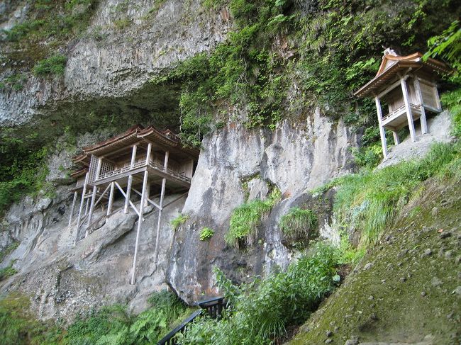 　朝5時に自宅を出発。中国道を院庄ICで降り、岡山県境を越えて鳥取県に入る。<br />　8時過ぎに三徳山三仏寺に到着。<br />　投入堂に行くためにお金を払うが、その時に靴底をチェックされて、その靴でOKかどうか判断される。普通のスニーカーでもだめな人が多い。こちらは事前に調べていたのでトレッキングシューズでOK。靴がNGな人は500円のわらじを買ってそれに履き替えないといけない。<br />　山に入る時に入山届けに名前を書き、熊よけの鈴を渡される。また1人での入山は禁止されていて、他のグループと一緒に行くように言われる。輪袈裟を首にかけて、山を登り始める。<br />　いきなりハードな崖のような登山道が続く。岩場も粘土質の岩が多く、雨上がりではトレッキングシューズでも結構滑る。わらじの人を見ているとまったく滑っていないので、今度はわらじでも挑戦したくなる。<br />　山登りというか崖登りという道を上って40分くらいで投入堂を見上げられるところに着く。ここで引き返す。<br />　汗びっしょりになったので、三朝温泉の銭湯につかり、汗を流す。<br />　今日のメインイベントはこれで終わり。<br />　明日の出雲大社のために今日は米子泊まりなので、米子まで移動する。ホテル近くの居酒屋で飲んで終わり。<br /><br />